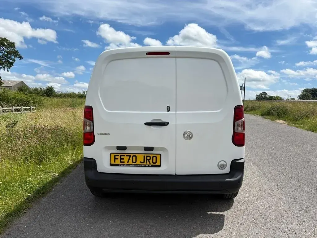 Used Vauxhall Combo Edition 100 HP (73 kW) 2020 White MPV