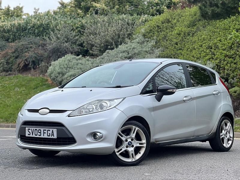 Used Ford Fiesta Titanium 96 HP (70 kW) 2009 Silver Hatchback