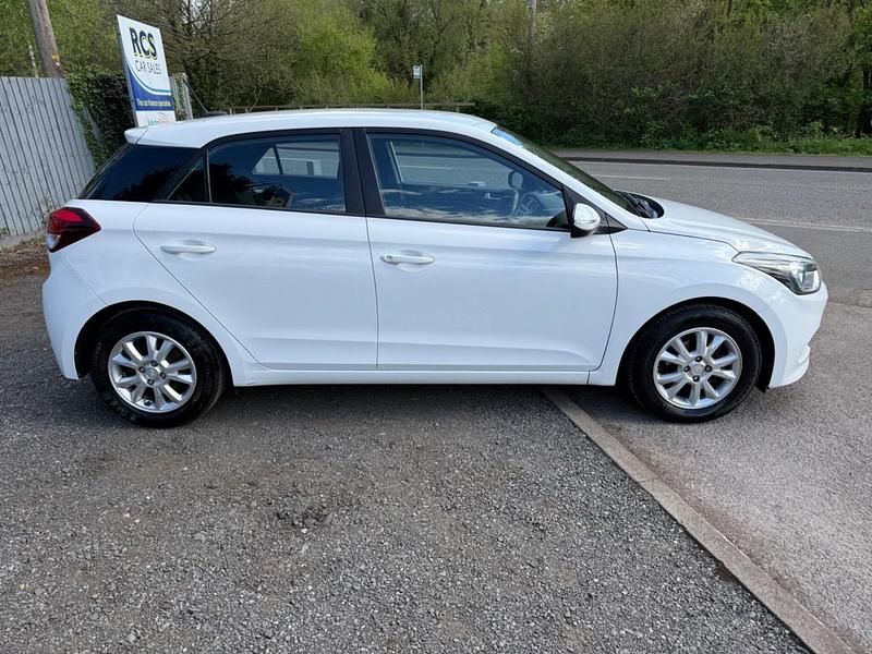 Used Hyundai i20 SE 84 HP (61 kW) 2017 White Hatchback