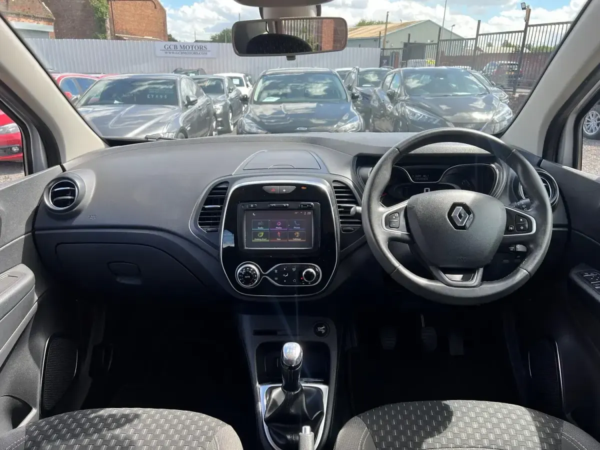 Used Renault Captur Dynamique 90 HP (66 kW) 2017 Silver SUV
