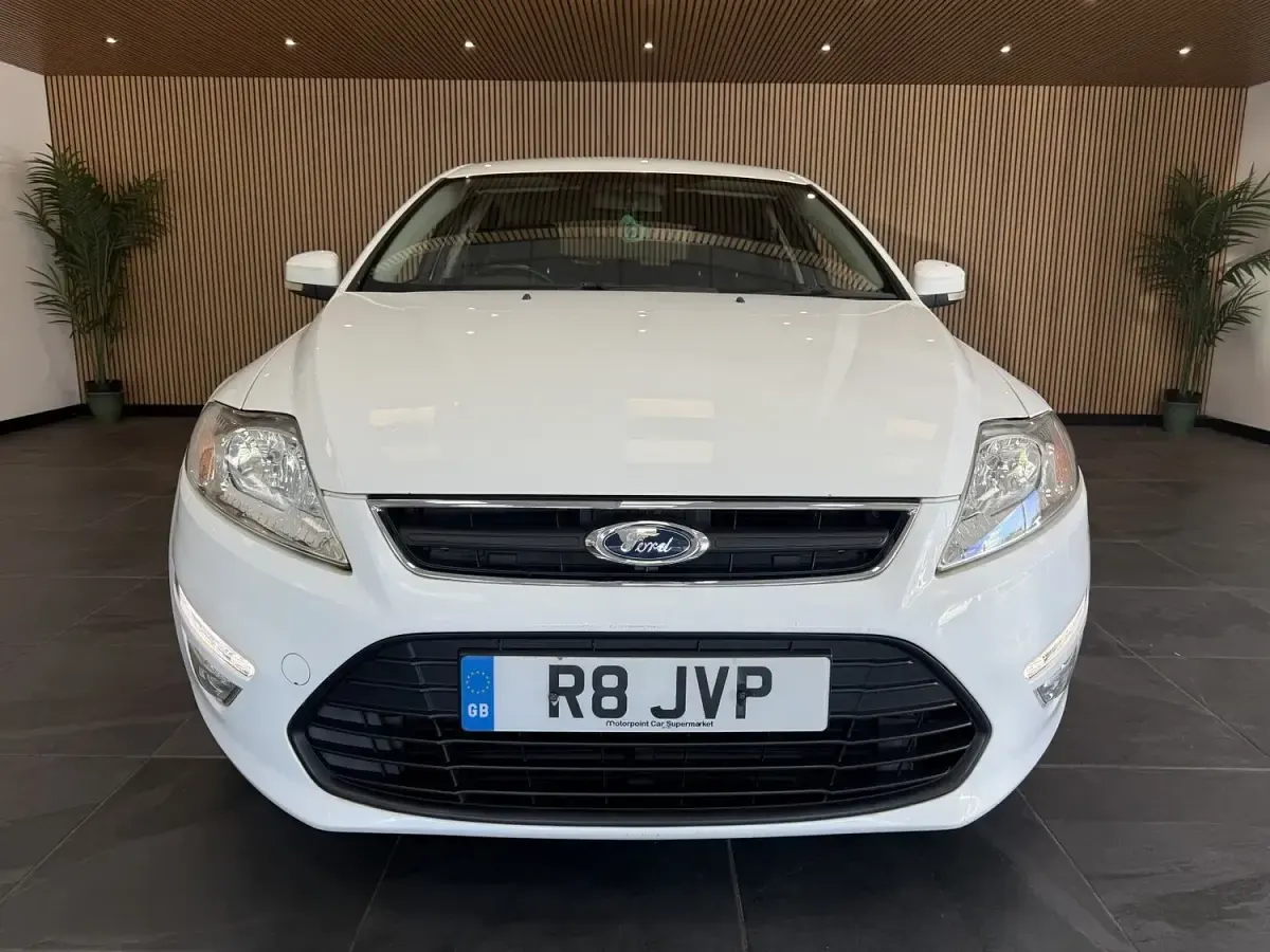Used Ford Mondeo 140 HP (102 kW) 2013 White Hatchback