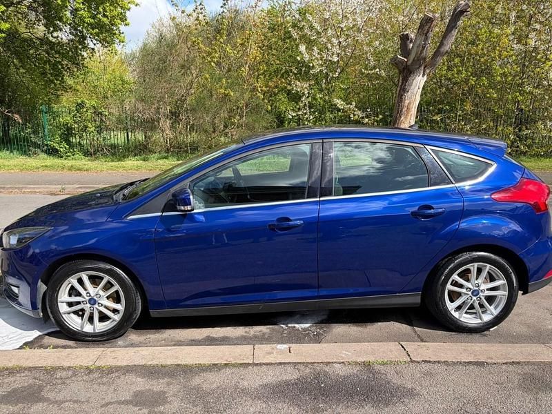Used Ford Focus Zetec 125 HP (91 kW) 2016 Blue Hatchback