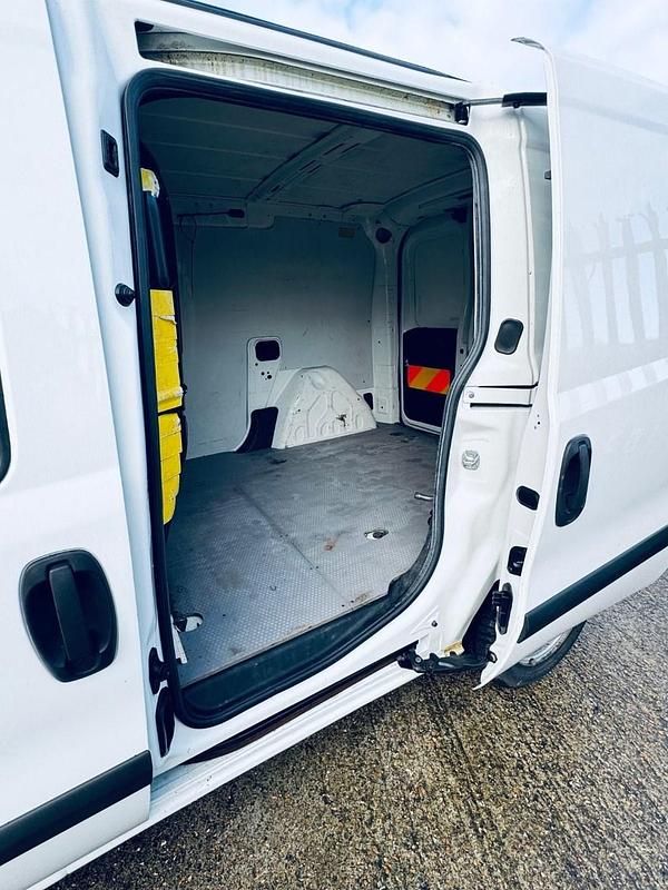 Used Vauxhall Combo S 2013 White MPV