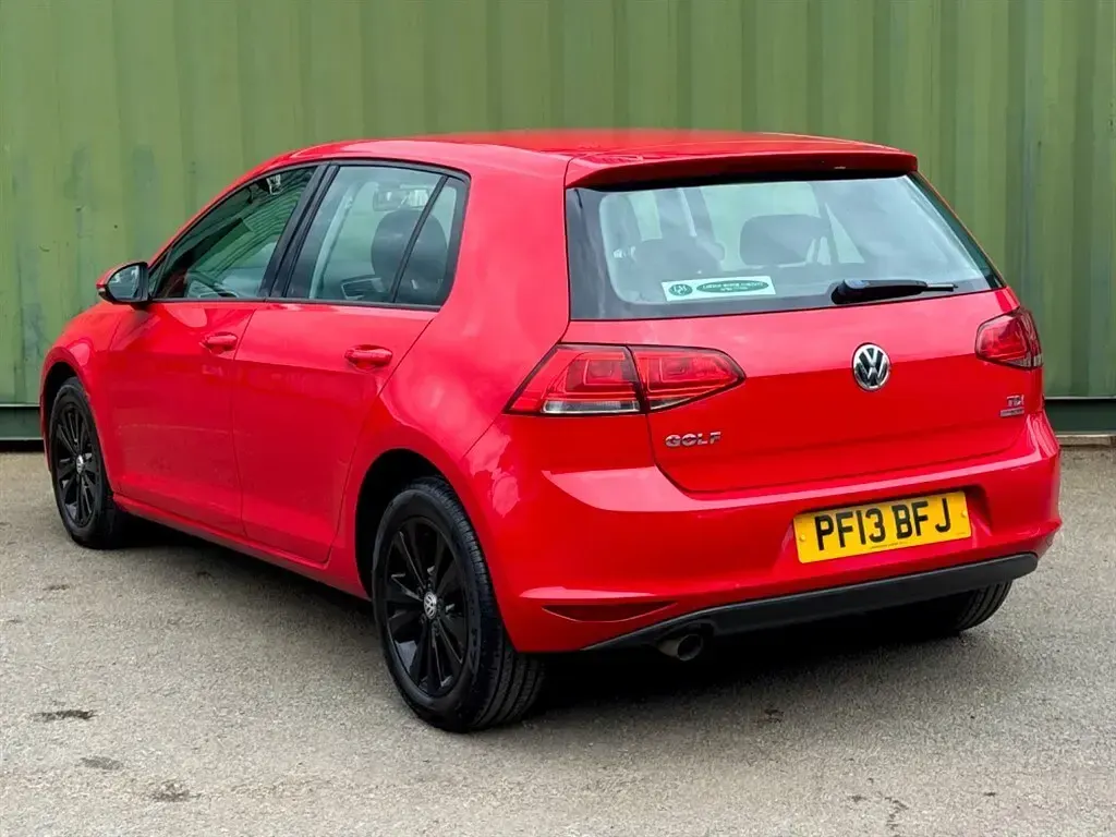 Used VW Golf VII SE 105 HP (77 kW) 2013 Red Hatchback