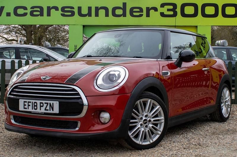 Begagnad Mini Cooper Hatch 136 HK (100 kW) 2018 Röd Halvkombi