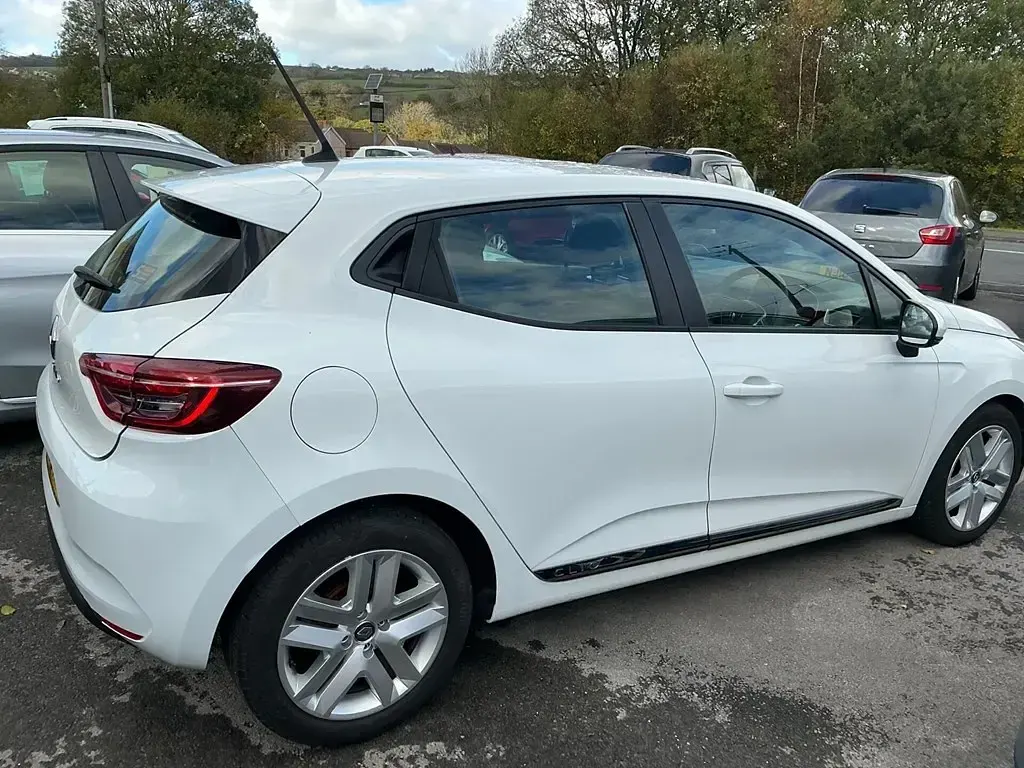 Used Renault Clio Play 100 HP (73 kW) 2020 White Hatchback