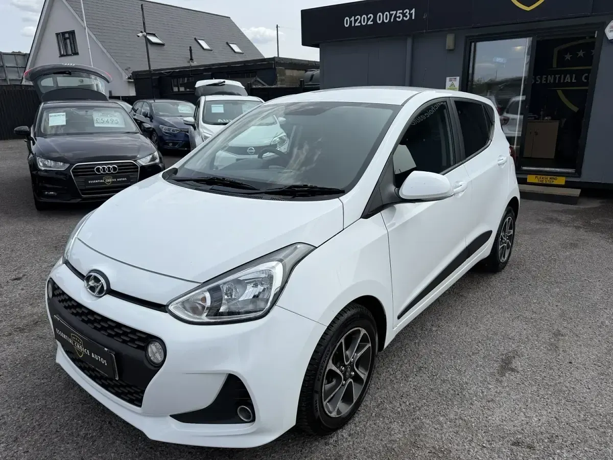 Used Hyundai i10 Premium 87 HP (63 kW) 2017 White Hatchback