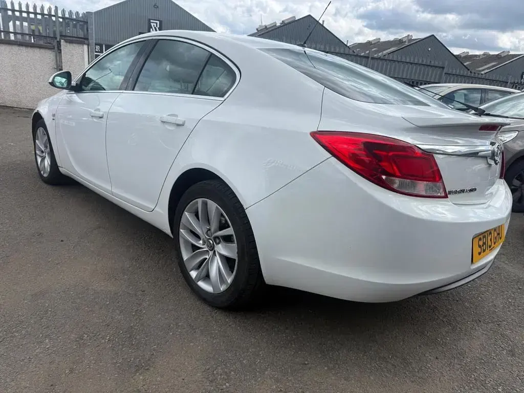 Used Vauxhall Insignia SRi 140 HP (102 kW) 2013 White Hatchback