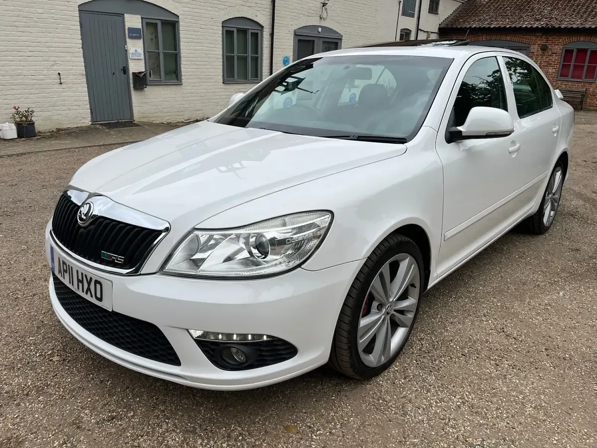 Used Skoda Octavia vRS 140 HP (102 kW) 2011 White Hatchback