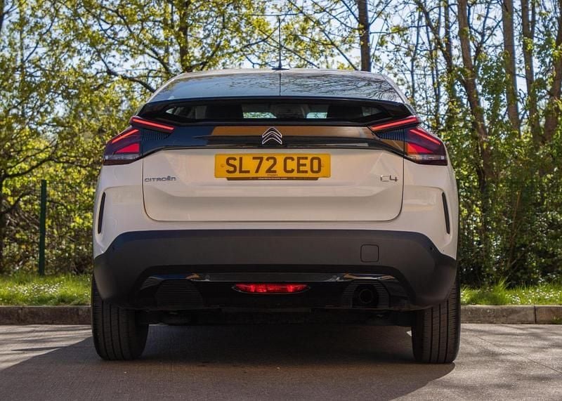 Used Citroën C4 PureTech 99 HP (72 kW) 2022 White Hatchback