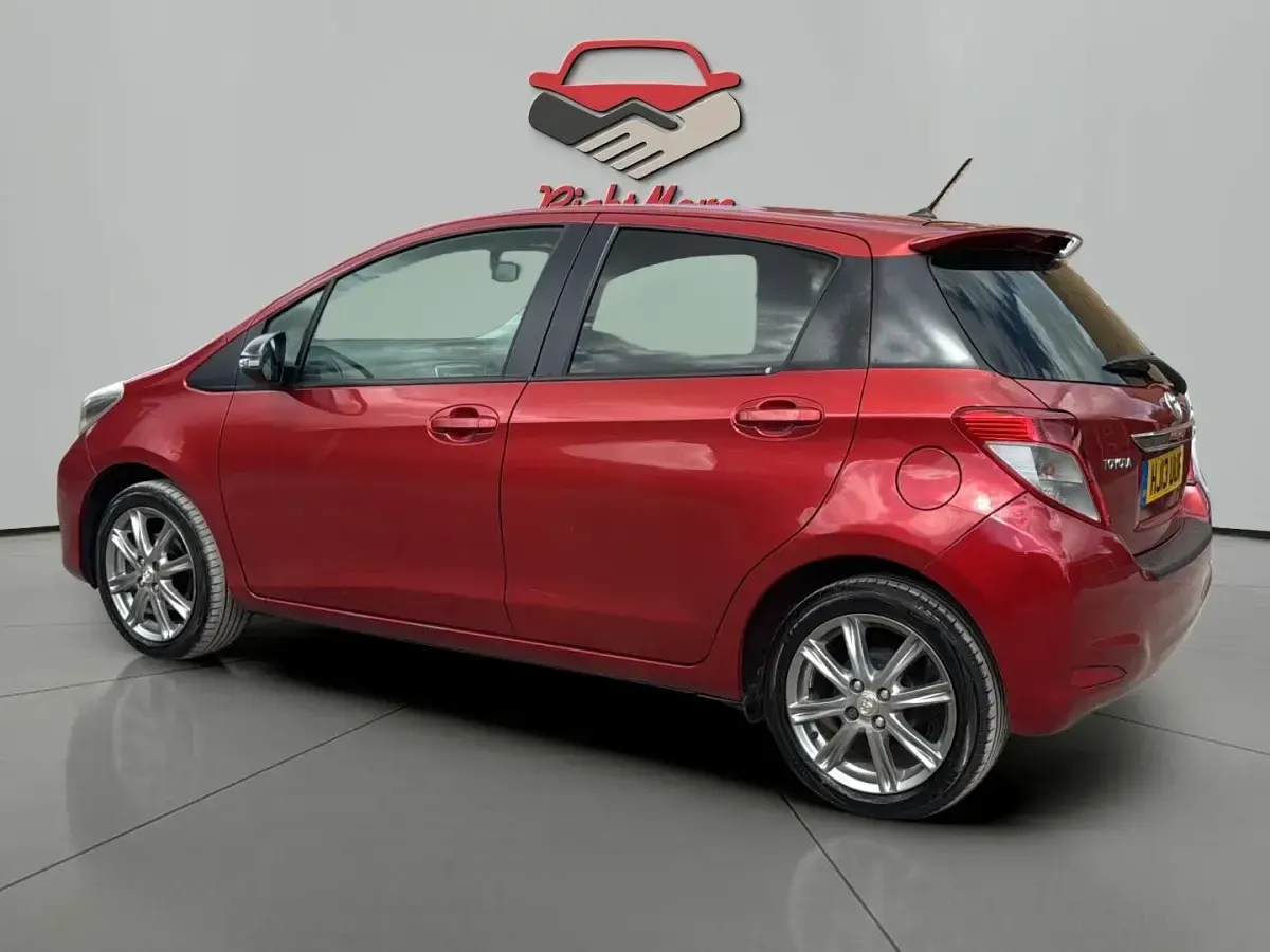 Used Toyota Yaris SR 101 HP (74 kW) 2013 Red Hatchback