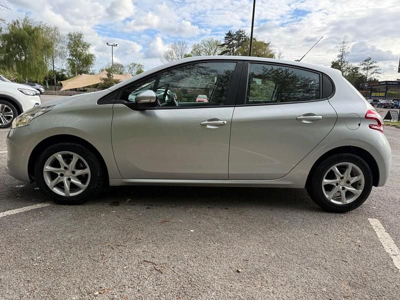 Begagnad Peugeot 208 Active 82 HK (60 kW) 2015 Silver Halvkombi