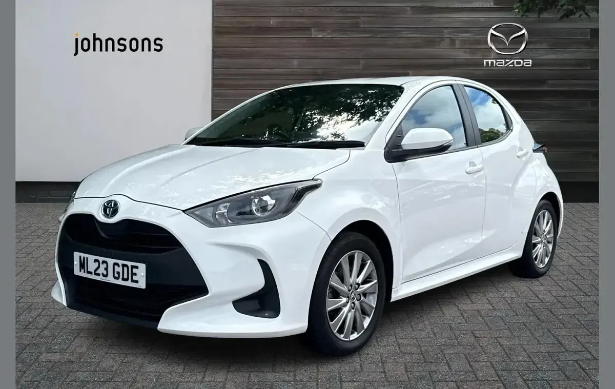 Used Toyota Yaris 113 HP (83 kW) 2023 White Hatchback