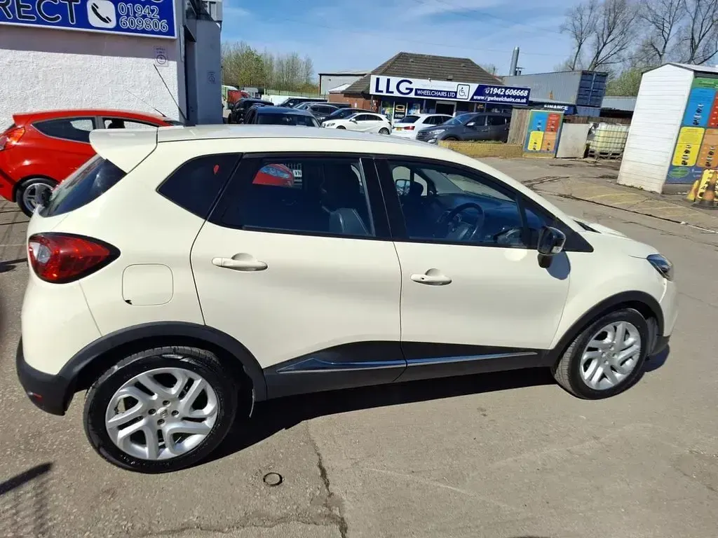 Used Renault Captur Dynamique 90 HP (66 kW) 2015 White SUV