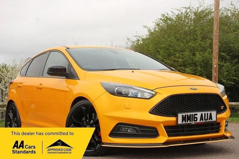 Used Ford Focus ST 185 HP (136 kW) 2016 Yellow Hatchback