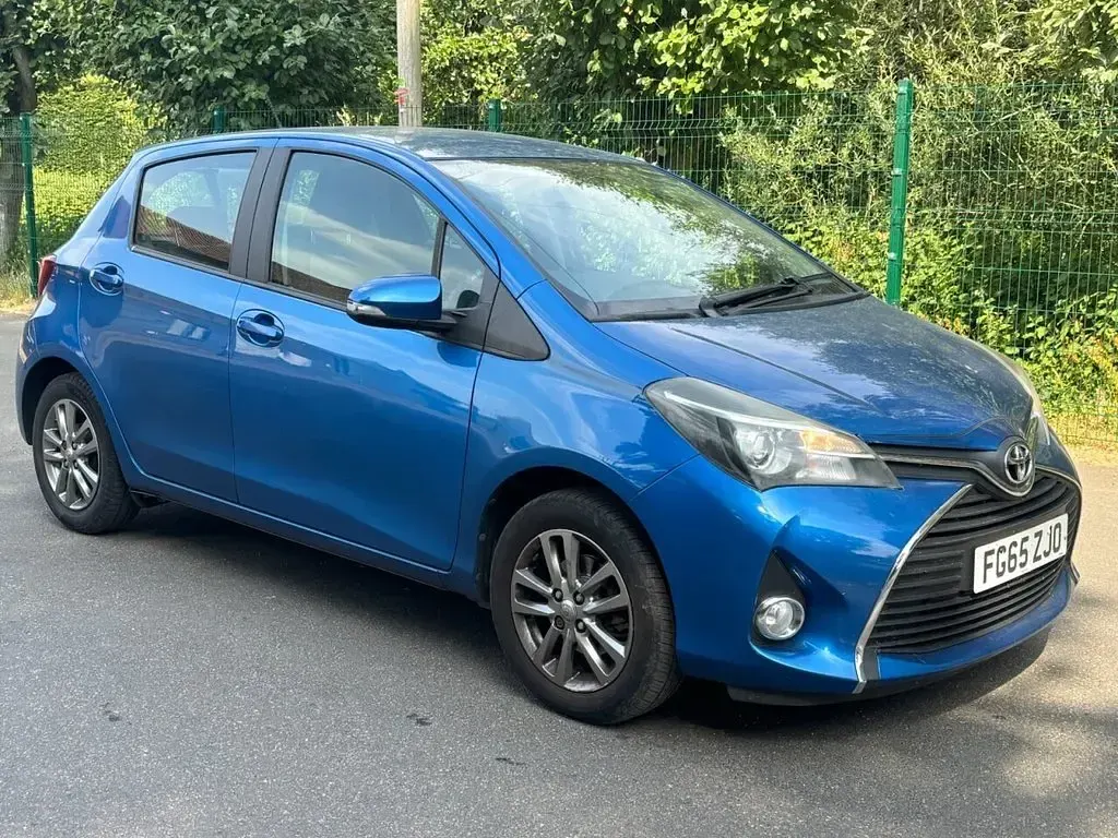 Used Toyota Yaris Multidrive S 99 HP (72 kW) 2015 Blue Hatchback