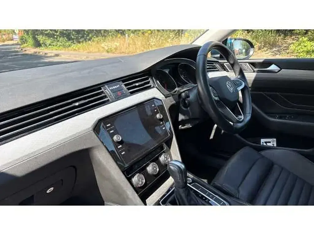 Used VW Passat SEL 150 HP (110 kW) 2023 Aquamarine blue metallic Estate