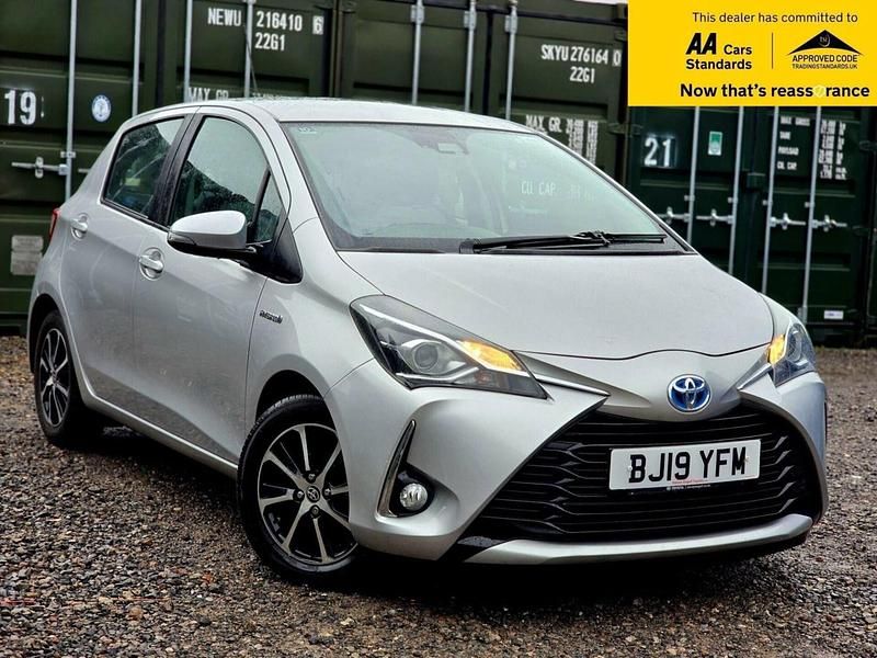 Used Toyota Yaris Hybrid 100 HP (73 kW) 2019 Silver Hatchback