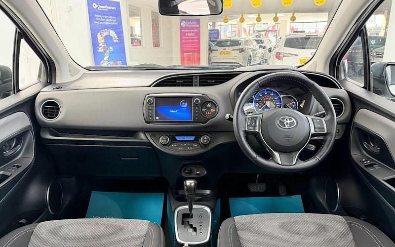 Used Toyota Yaris Hybrid 101 HP (74 kW) 2016 White Hatchback