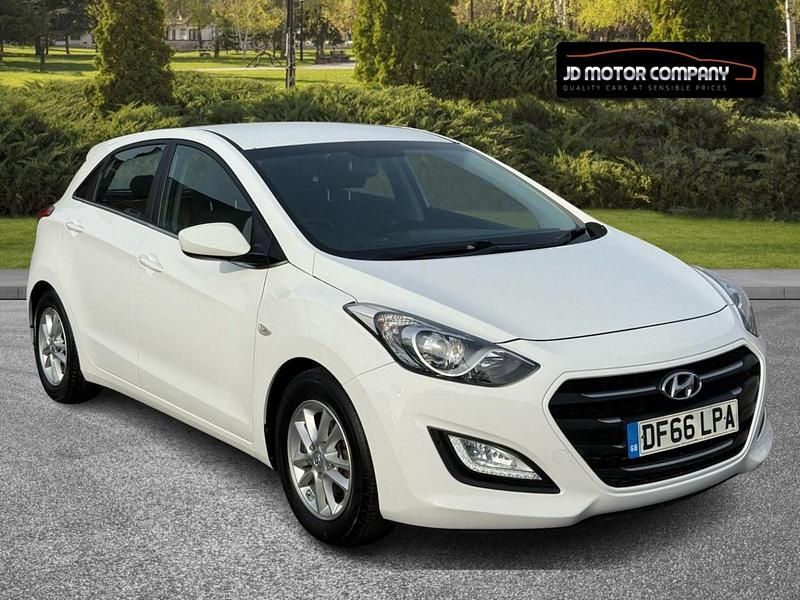Used Hyundai i30 SE 110 HP (80 kW) 2016 White Hatchback