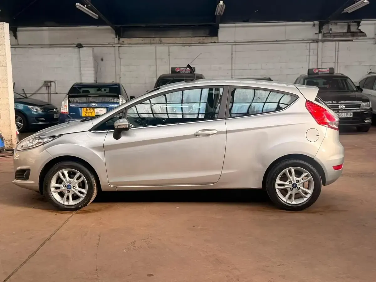 Used Ford Fiesta Zetec 82 HP (60 kW) 2015 Silver Hatchback