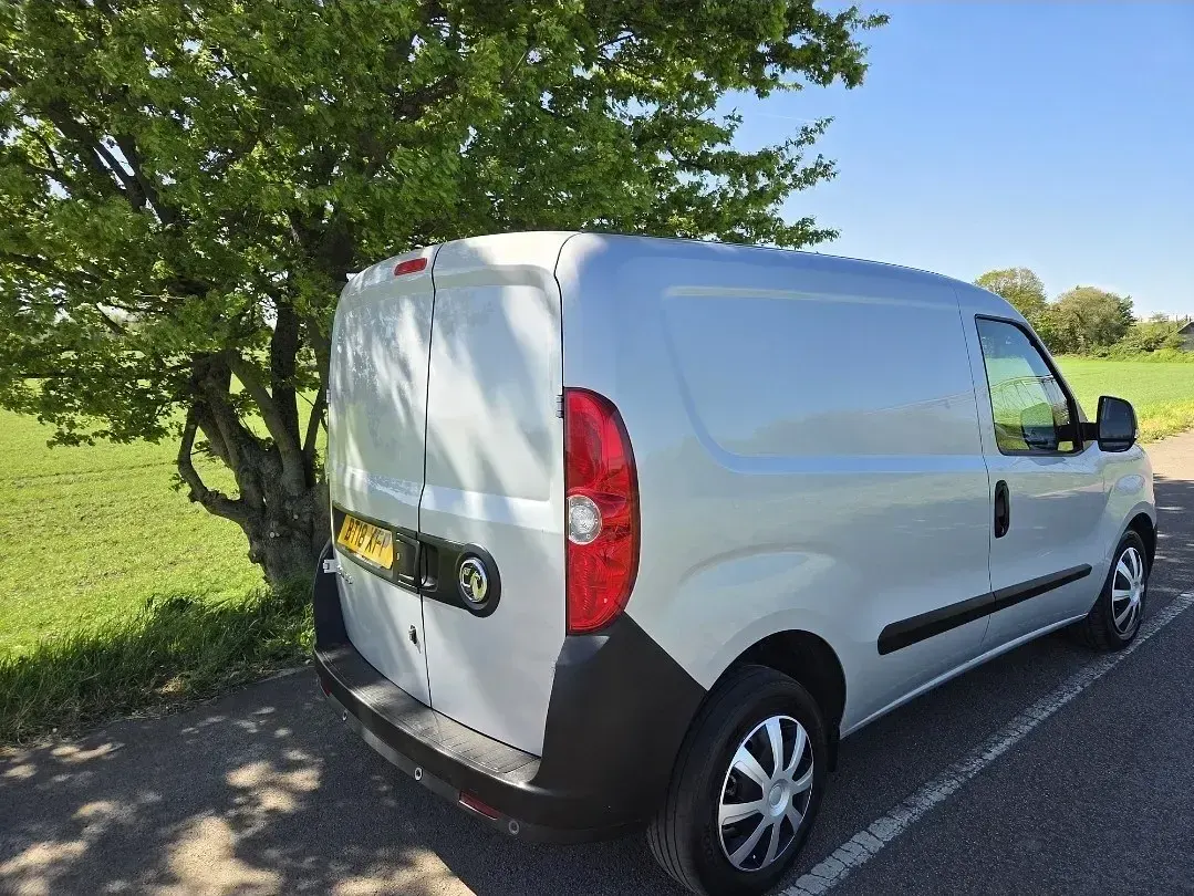 Używany Vauxhall Combo 2018 Srebrny Minivan