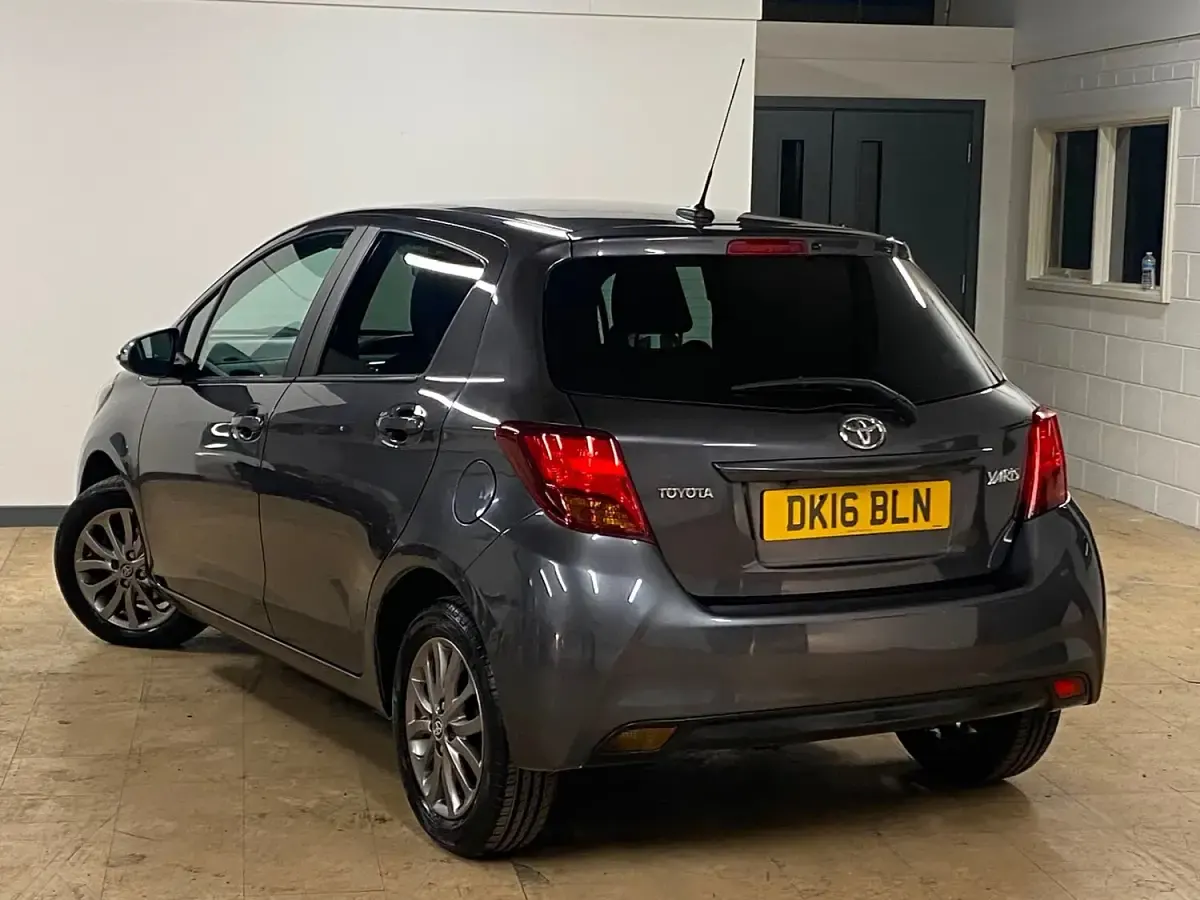 Used Toyota Yaris 99 HP (72 kW) 2016 Grey Hatchback