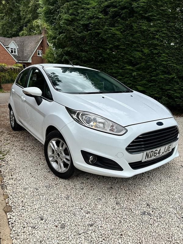White Used 2015 Ford Fiesta Zetec Hatchback | £1,475 (A bit pricey) - Image 1/4