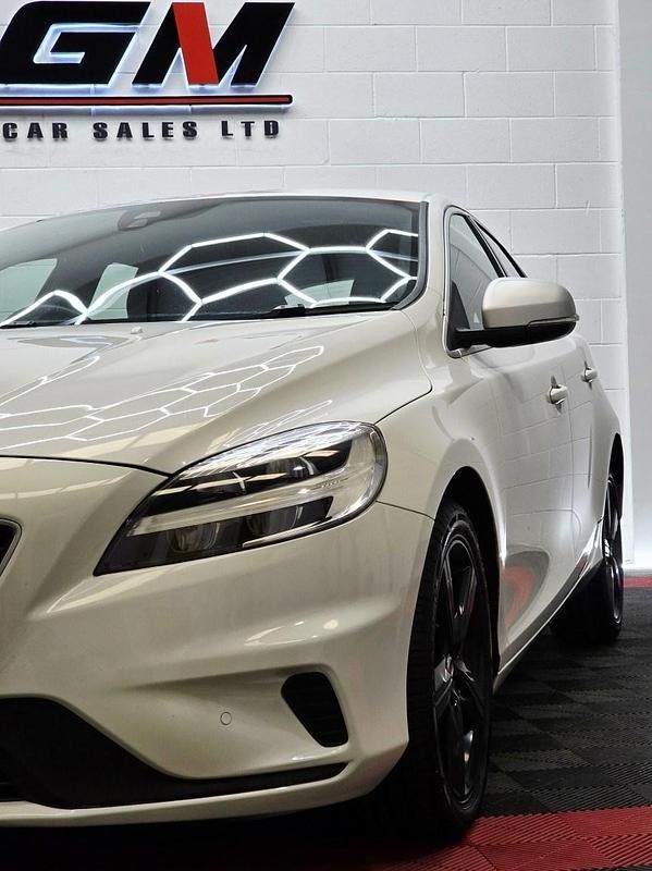 Used Volvo V40 R-Design 2017 White Hatchback