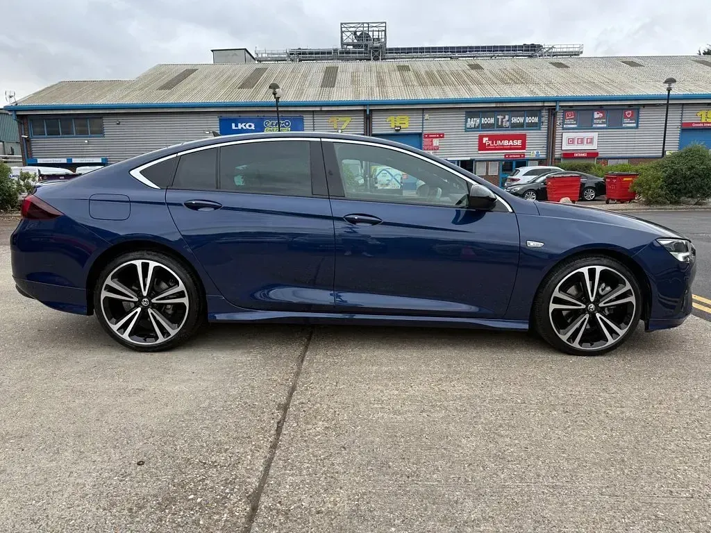 Used Vauxhall Insignia SRi 172 HP (126 kW) 2021 Blue Hatchback