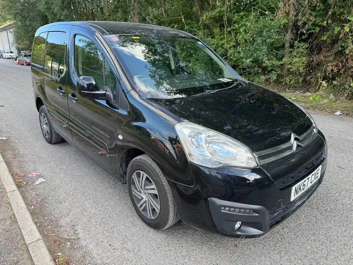 Used Citroën Berlingo Feel 99 HP (72 kW) 2017 Black MPV