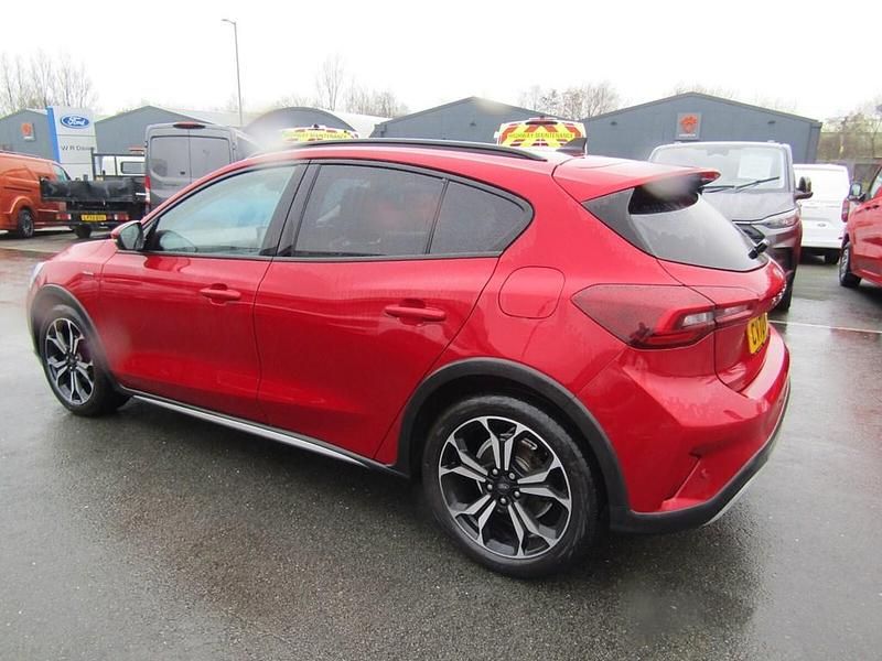 Begagnad Ford Focus Active X 125 HK (91 kW) 2022 Röd Halvkombi