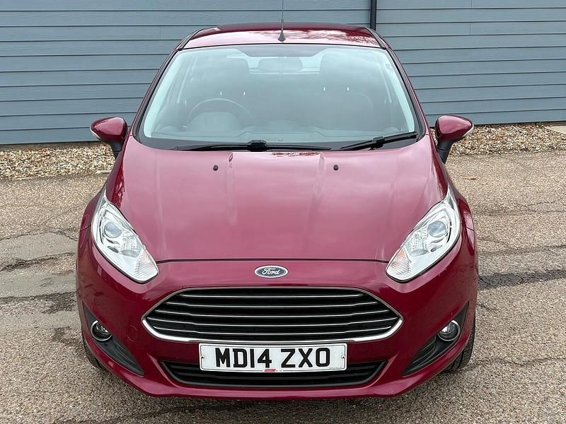 Used Ford Fiesta Zetec 81 HP (59 kW) 2014 Red Hatchback