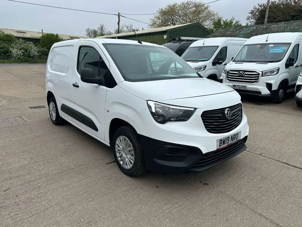 Used Vauxhall Combo Edition 100 HP (73 kW) 2019 White MPV