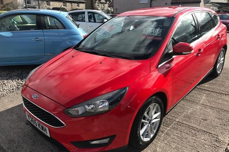 Used Ford Focus Zetec 120 HP (88 kW) 2015 Red Hatchback