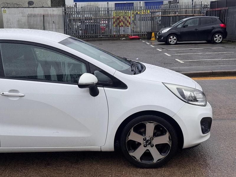 Begagnad Kia Rio 107 HK (78 kW) 2013 Vit Halvkombi