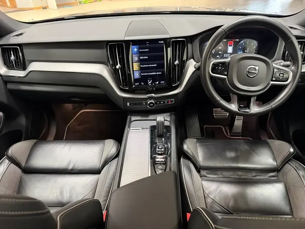 Used Volvo XC60 R-Design 250 HP (183 kW) 2021 Black SUV