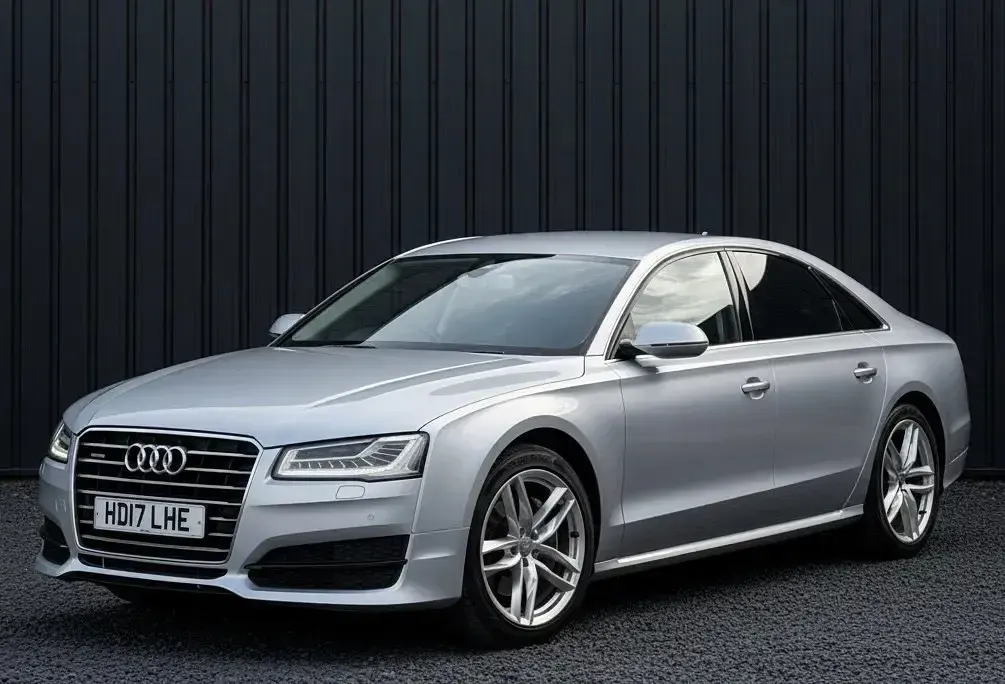 Usado Audi A8 Sport 262 HP (192 kW) 2017 Prateado Sedan