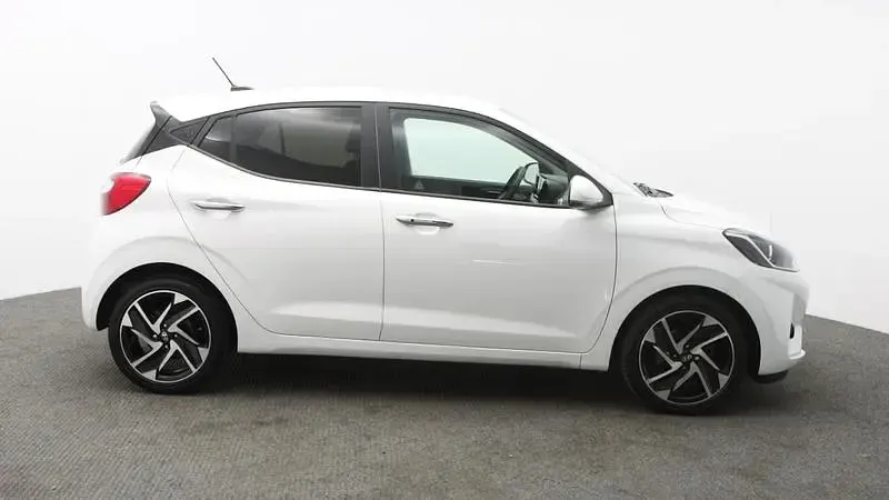 Used Hyundai i10 Premium 84 HP (61 kW) 2023 White Hatchback