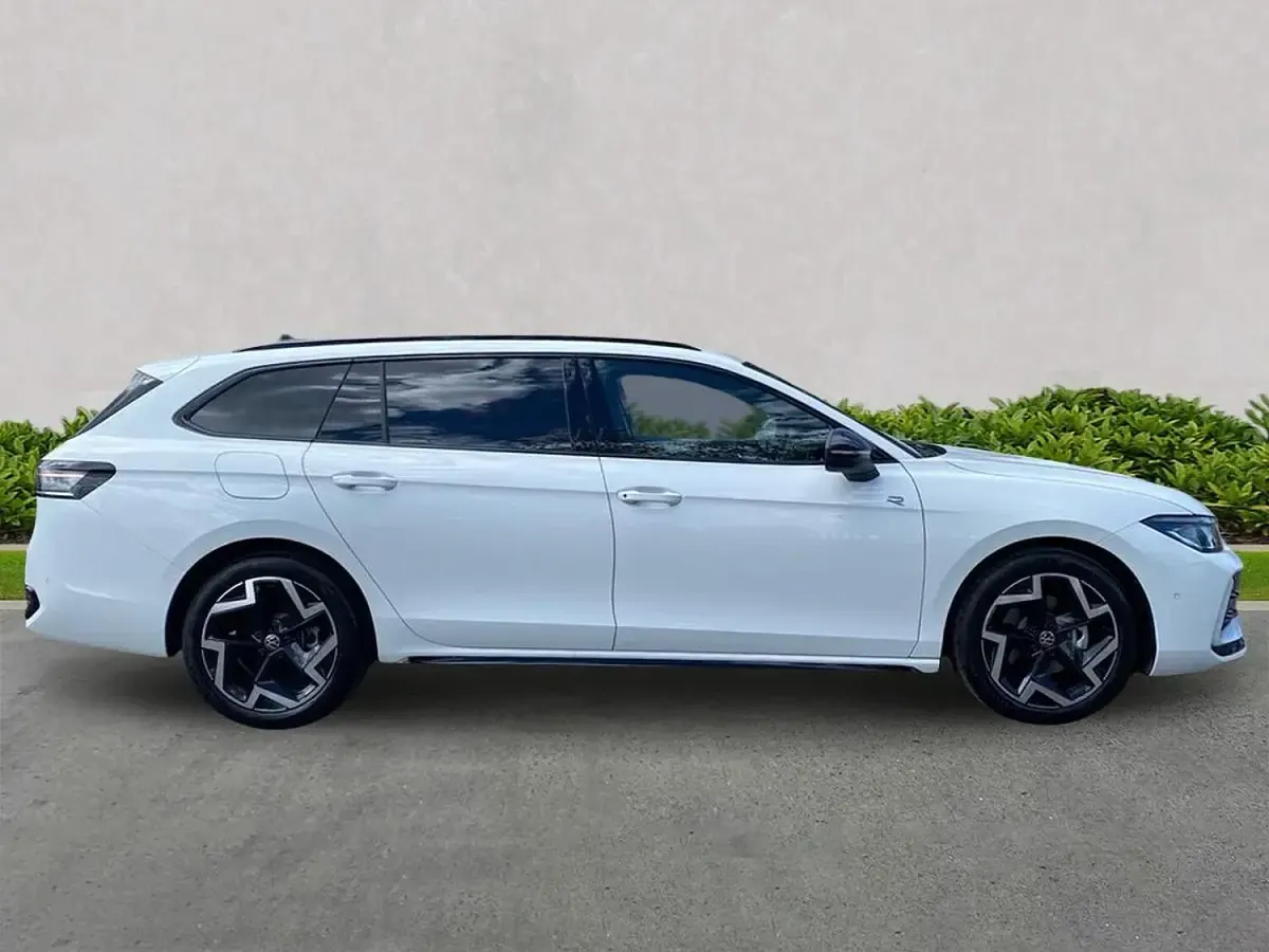 New VW Passat R-line 150 HP (110 kW) 2026 White Estate