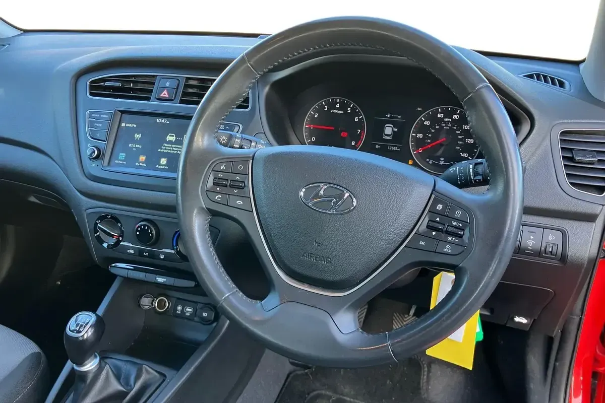 Begagnad Hyundai i20 SE 84 HK (61 kW) 2018 Röd Halvkombi