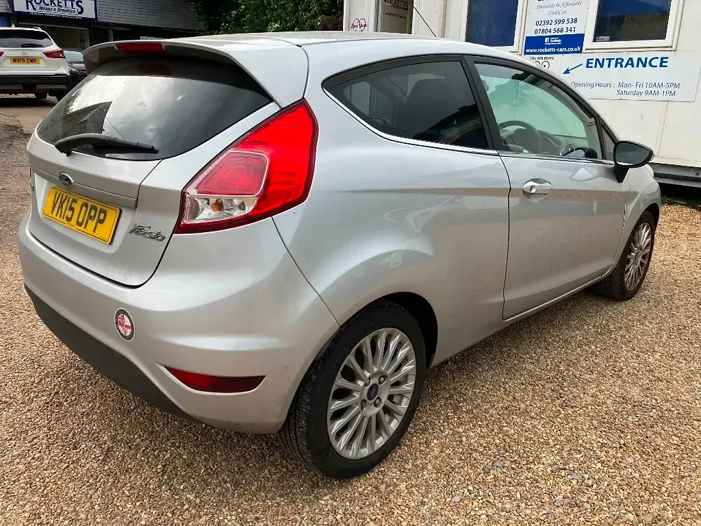 Usado Ford Fiesta Titanium 125 HP (91 kW) 2015 Prateado Citadino