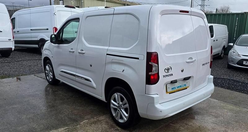 Used Toyota Proace Design 100 HP (73 kW) 2022 White MPV