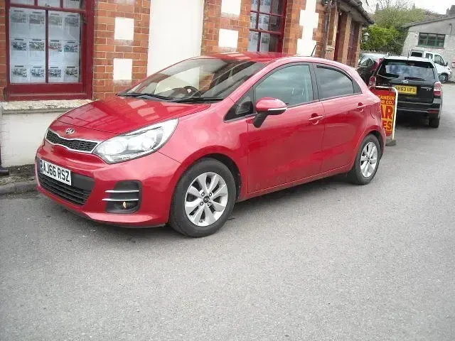 Usado Kia Rio 82 HP (60 kW) 2017 Vermelho Citadino