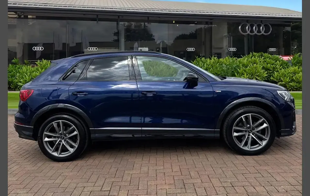 Używany Audi Q3 Black Edition 150 KM (110 kW) 2023 Niebieski SUV
