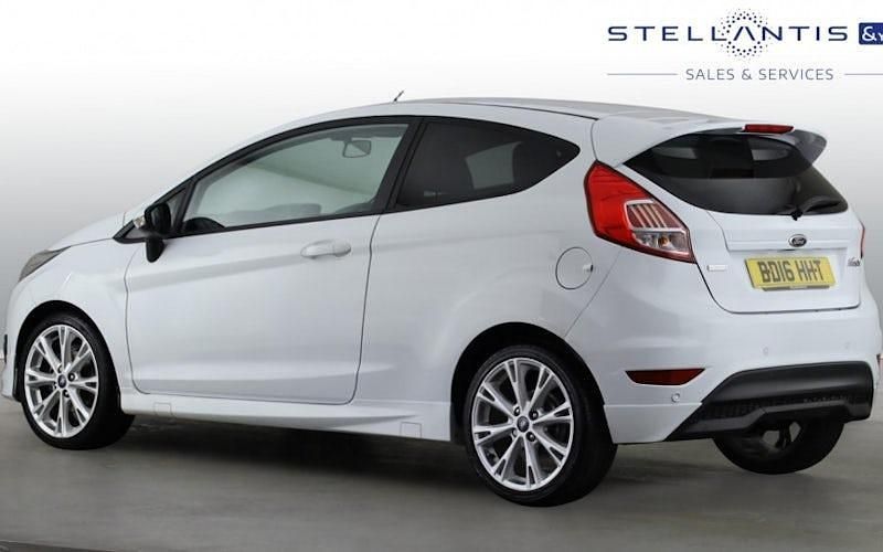 Used Ford Fiesta Zetec 125 HP (91 kW) 2016 White Hatchback