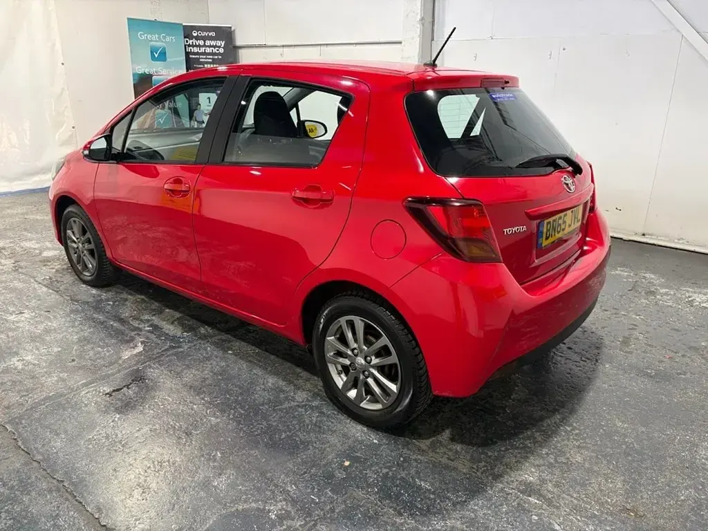 Used Toyota Yaris 99 HP (72 kW) 2015 Red Hatchback