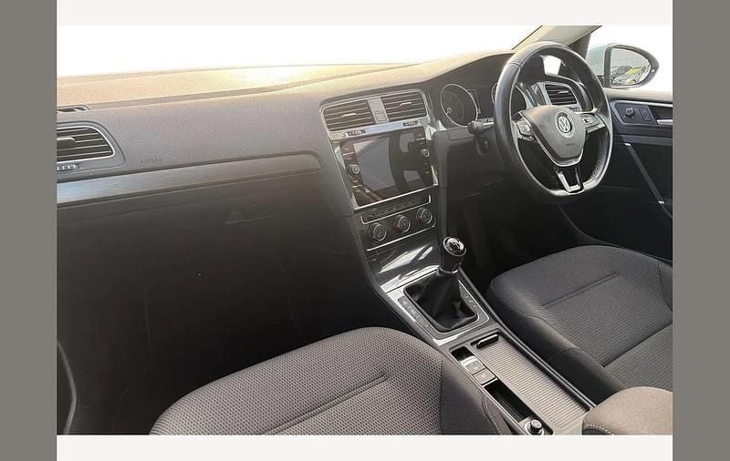 Used VW Golf VII SE 125 HP (91 kW) 2018 Silver Hatchback