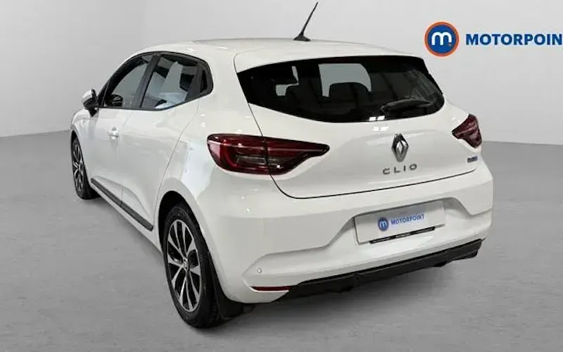 Used Renault Clio Iconic 140 HP (102 kW) 2022 White Hatchback
