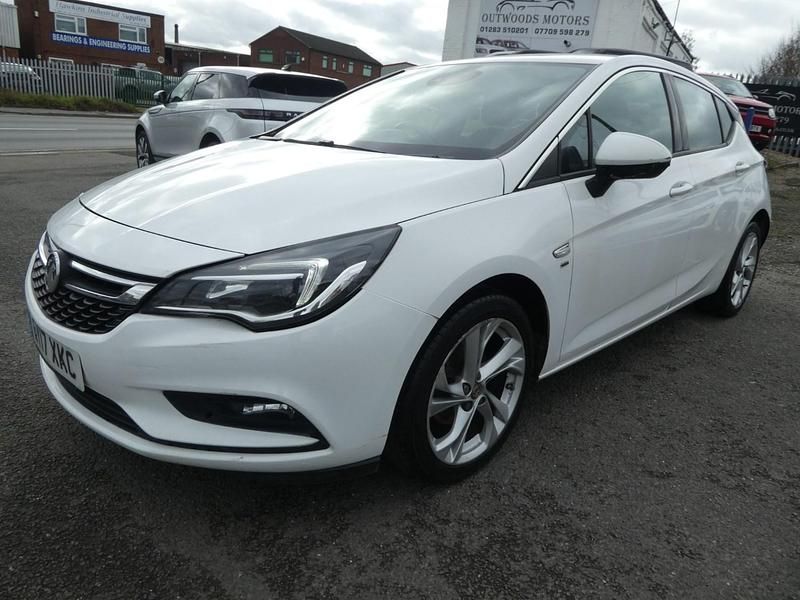 Used Vauxhall Astra SRi 105 HP (77 kW) 2017 White Hatchback